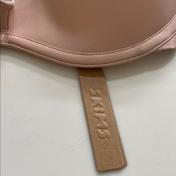 SKIMS Nude Plunge Bra - Picture 2 of 16